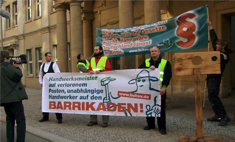Handwerker protestieren vor dem Justizministerium